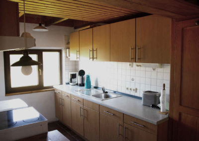 Voll ausgestattete Küche im Ferienhaus Meyer mit Kaffeemaschine, Toaster und Wasserkocher für Selbstversorger im Westerwald.