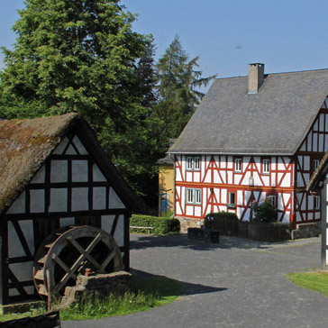 Das Landschaftsmuseum Westerwald in Hachenburg mit historischen Fachwerkhäusern und einer alten Wassermühle