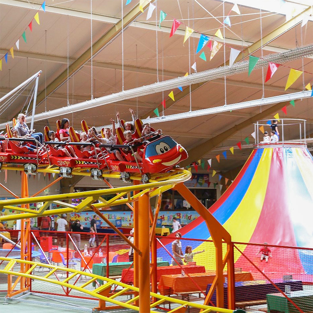 Indoor-Spielplatz Flippolino in Kirchen mit Kinder-Achterbahn, Klettervulkan und bunten Party-Tischen