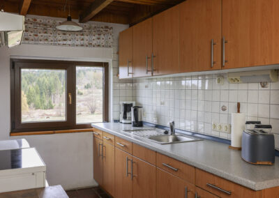 Voll ausgestattete Küche im Ferienhaus Meyer mit Kaffeemaschine, Toaster und Wasserkocher für Selbstversorger im Westerwald.