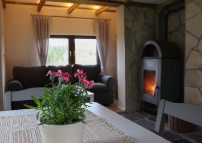 Helles, modern eingerichtetes Wohnzimmer mit einer gemütlichen Sitzecke, einem Sofa und einem Couchtisch